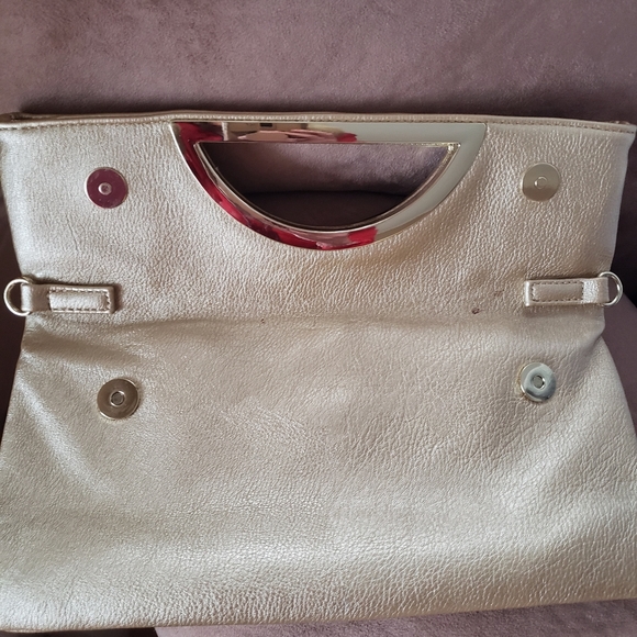 Gold Clutch with removable chain - Picture 3 of 5